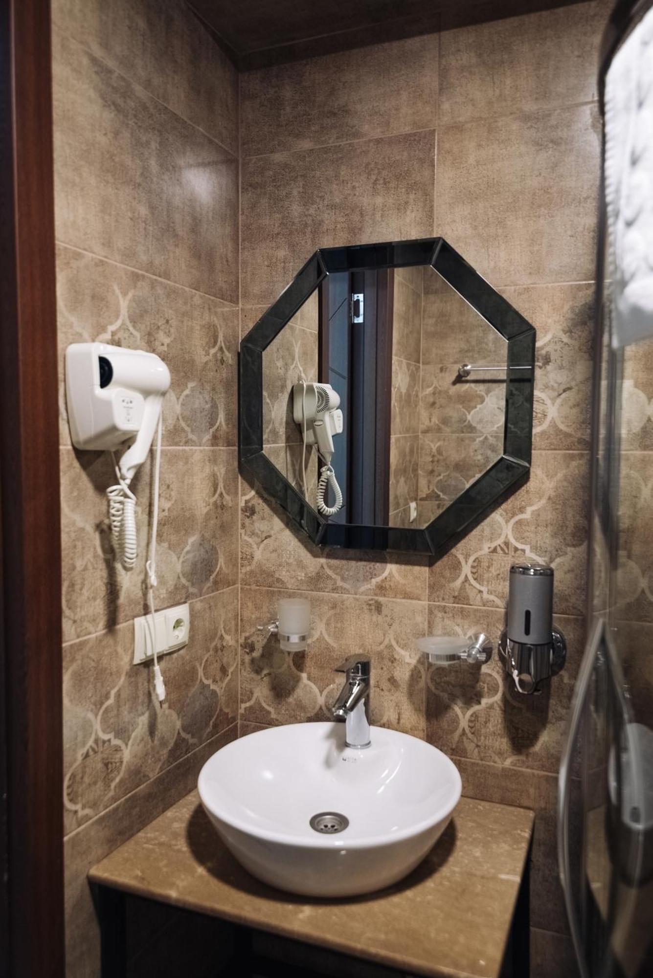 Royal Plaza Hotel Tiflis Oda fotoğraf